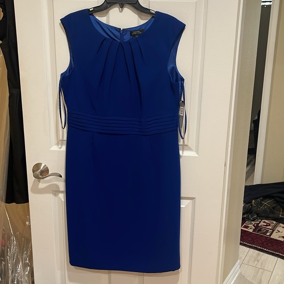 Tahari Dresses & Skirts - Elegant Blue Tahari Dress
